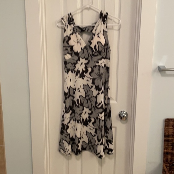 MT Collection knee length floral dress. Size M - Picture 5 of 6
